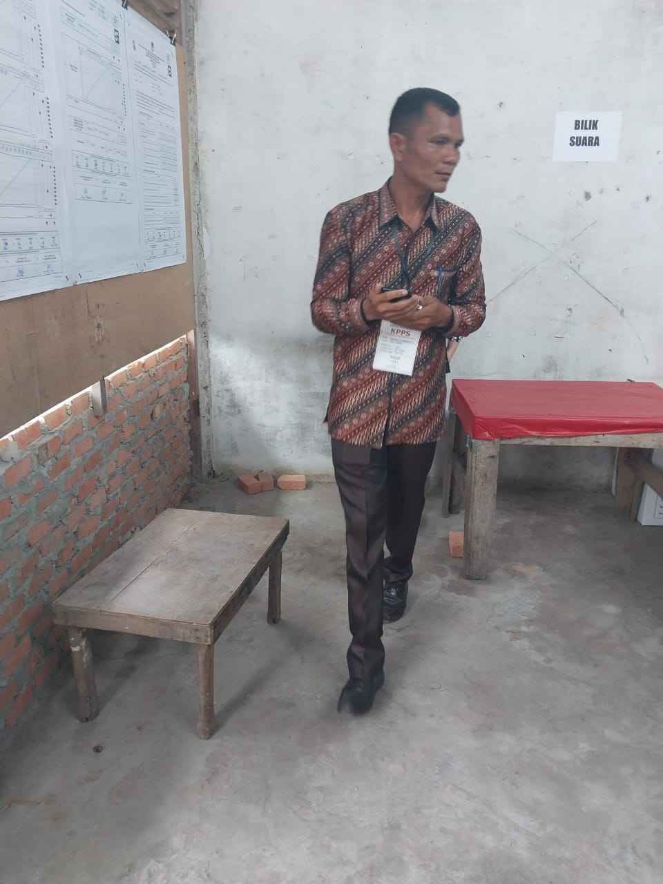 KETUA KPPS, TPS 10 MELIYANUS TELAUMBANUA TIDAK MEMATUHI PERATURAN KETERBUKAAN INFORMASI PUBLIK